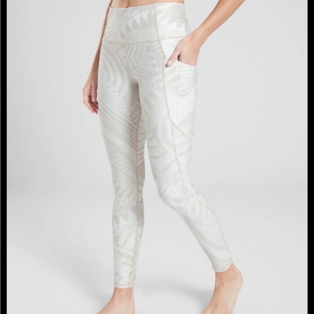 Athleta Salutation Zuma Stash Pocket 7/8 Tight